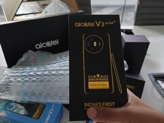 De Alcatel V3 Ultra wordt geleverd met een stylus, net als de Galaxy S25 Ultra van Samsung. (Afbeeldingsbron: Madhav Sheth)