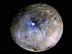 Een verbeterde kleurweergave van dwergplaneet Ceres (Afbeeldingsbron: NASA, JPL-Caltech, UCLA, MPS, DLR en IDA)