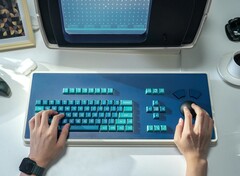 Het MDR Dasher toetsenbord, hier afgebeeld met een MDR workstation replica, neemt behoorlijk wat bureauruimte in (Afbeelding bron: Atomic Keyboard)