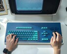 Het MDR Dasher toetsenbord, hier afgebeeld met een MDR workstation replica, neemt behoorlijk wat bureauruimte in (Afbeelding bron: Atomic Keyboard)