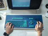 Het MDR Dasher toetsenbord, hier afgebeeld met een MDR workstation replica, neemt behoorlijk wat bureauruimte in (Afbeelding bron: Atomic Keyboard)