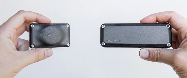 De oudere versie van de TimeCapsule heeft een levensduur van 10 jaar, maar is ook aanzienlijk groter door het gebruik van twee AA-batterijen.