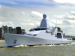 Een foto van de HNLMS Groningen, een OPV van de Holland-klasse
