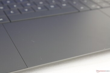 Clickpad is veel groter dan normaal omdat de boven- en onderkant de randen van het toetsenbord en de voorkant van de behuizing raken
