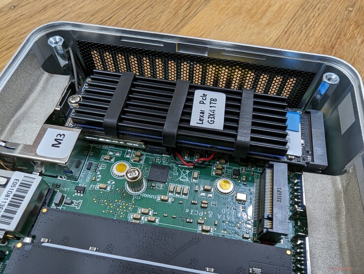 Ondersteunt tot twee interne SSD's. Verrassend genoeg wordt de primaire SSD geleverd met een eigen koellichaam, ondanks de budgetgerichte prijsklasse