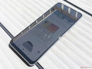 Xiaomi Redmi Note 10 in direct zonlicht