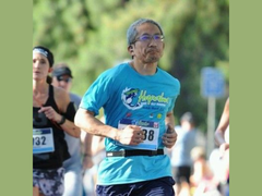 Een foto van Takuya Shiraiwa, Capcom's eerste lokalisator die een marathon loopt