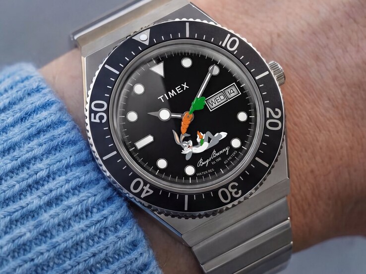 Timex Looney Tunes x M79 Automatic, gedragen om de pols, met een zwarte wijzerplaat met Bugs Bunny, een secondewijzer in de vorm van een wortel, een dag-datumweergave en een zwarte draaibare lunette.