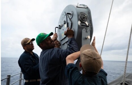 USS Normandy voert LRAD-demo uit (Afbeeldingsbron: U.S. Navy photo by Mass Communication Specialist 2nd Class Malachi Lakey)