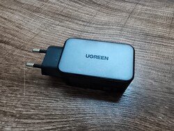De Ugreen Nexode 65W lader, die we voor de laadtest hebben gebruikt.