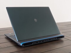 De mobiele RTX 5090 heeft misschien meer VRAM dan de mobiele RTX 5080, maar dit is minder belangrijk dan de dikte van de laptop tijdens het gamen (Afbeelding bron: Notebookcheck)