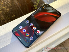De Pixel 9 Pro is een van de tientallen Pixel-apparaten die in aanmerking komen voor Google's AP4A.250205.002 update. (Afbeeldingsbron: Notebookcheck)