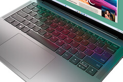 Het toetsenbord van de Yoga Slim 7i Gen 9 is voorzien van Lenovo's typische glimlachende toetsenbord en een groot trackpad.