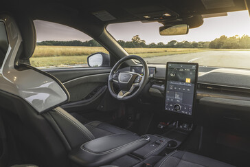 Het interieur van de Mustang Mach-E Rally lijkt grotendeels ongewijzigd, hoewel er naast de kuipstoelen een paar subtiele textuur- en kleurwijzigingen zijn. (Afbeelding bron: Ford)