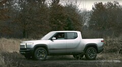 Video&#039;s van de Rivian R1T met een Tank Turn laten zien waarom de functie is geschrapt. (Beeldbron: Rivian op YouTube)