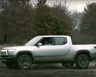 Video's van de Rivian R1T met een Tank Turn laten zien waarom de functie is geschrapt. (Beeldbron: Rivian op YouTube)