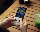 De 8BitDo FlipPad wordt aangesloten op de USB-C-poort van uw smartphone.