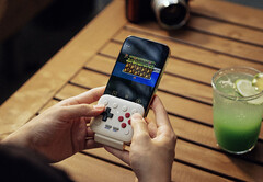 De 8BitDo FlipPad wordt aangesloten op de USB-C-poort van uw smartphone.