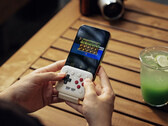 De 8BitDo FlipPad wordt aangesloten op de USB-C-poort van uw smartphone.