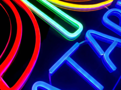 Een neon LED-bord met het logo van Atari (bron: Atari)