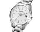 Schuine opname van de Citizen CB0300-53A Eco-Drive met een zilveren wijzerplaat, een roestvrijstalen kast en een armband met drie schakels.