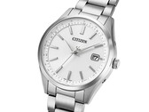 Schuine opname van de Citizen CB0300-53A Eco-Drive met een zilveren wijzerplaat, een roestvrijstalen kast en een armband met drie schakels.