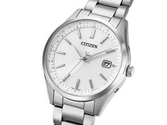 Schuine opname van de Citizen CB0300-53A Eco-Drive met een zilveren wijzerplaat, een roestvrijstalen kast en een armband met drie schakels.