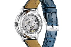 Achterzijde van de Citizen NJ0250-01A, waarop het zichtbare automatische 8210-uurwerk door de transparante achterkant te zien is.