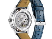 Achterzijde van de Citizen NJ0250-01A, waarop het zichtbare automatische 8210-uurwerk door de transparante achterkant te zien is.