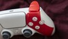 Een rode streep over de rechterhandgreep en schouder is een eerbetoon aan de omega-tatoeage van Kratos. (Afbeeldingsbron: PlayStation)