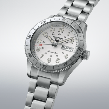 Seiko 5 Sports HDB007 automatisch horloge met een witte wijzerplaat, kompasring en stalen horlogeband.