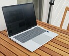 De HP EliteBook X G2i – ondanks dat het scherm op volledige helderheid staat en SureView is uitgeschakeld, is het scherm vanaf de zijkant onleesbaar