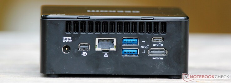 Achterkant: DC in, Mini DisplayPort, LAN, 2x USB-A 3.2 Gen 2, USB-C 3.2 Gen 2 (w/ DisplayPort), HDMI 2.0