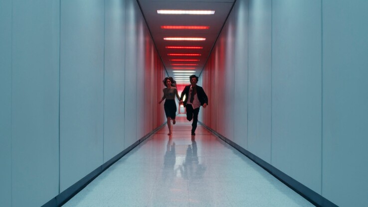 Seizoen 2 verkent ook de nasleep van de schokkende finale van seizoen 1; de schrijvers zijn echter zo verstandig om nieuwe conflicten en onverwachte wendingen te introduceren in plaats van alleen op oude mysteries te vertrouwen. (Afbeeldingsbron: Apple TV+)