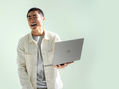 De Surface Laptop Go 2 moet ongeveer 20% meer prestaties leveren dan zijn voorganger, maar wel tegen een 50 dollar hoger prijskaartje. (Afbeelding bron: Microsoft)