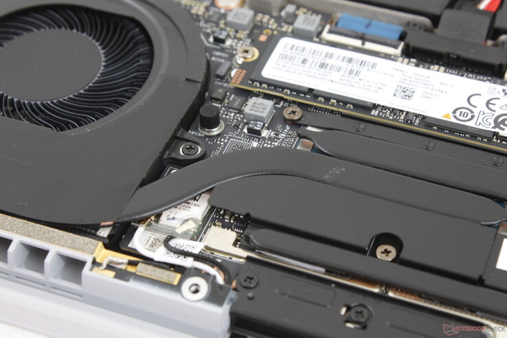 Niet-verwijderbare WLAN-module onder de koperen heat pipe