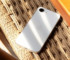 Het is onzeker of de iPhone 16e volgend jaar een vervolg krijgt. (Afbeeldingsbron: Thai Nguyen)