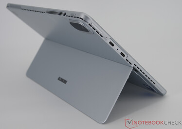 Links: volumeknop, 2x USB-C 3.1 Gen.1 (USB3.0/2.0, RJ45, HDMI)