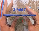 Samsung Fold Z 7 -JerryRigEverything video thumbnail (bron: @JerryRigEverything)