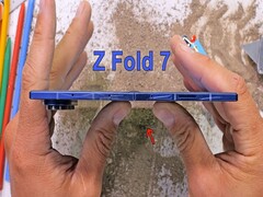 Samsung Fold Z 7 -JerryRigEverything video thumbnail (bron: @JerryRigEverything)
