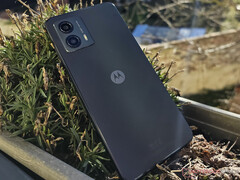 De Moto G53s zal waarschijnlijk iets slechter presteren dan de Moto G53, afgebeeld. (Beeldbron: NotebookCheck)