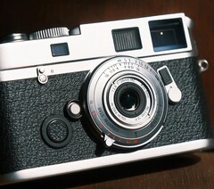 De Brightin Star 28 mm f/2.8 full-frame-lens is nauwelijks groter dan een cameradop.