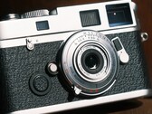 De Brightin Star 28 mm f/2.8 full-frame-lens is nauwelijks groter dan een cameradop.