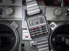 Het nieuwe Casio &quot;Back to the Future&quot; CA500WEBF-1A calculatorhorloge, afgebeeld. (Afbeeldingsbron: Casio)