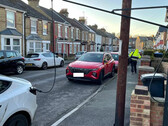 Een elektrische auto opladen op straat in het Verenigd Koninkrijk (Afbeelding bron: SGS Energy)
