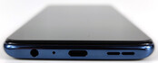 Bodem (3,5-mm koptelefoonaansluiting, microfoonopening, USB-C-poort, luidsprekeruitsparingen)