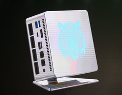 De MINISFORUM UM790 XTX ondersteunt eGPU's dankzij een Oculink-poort. (Afbeeldingsbron: MINISFORUM)