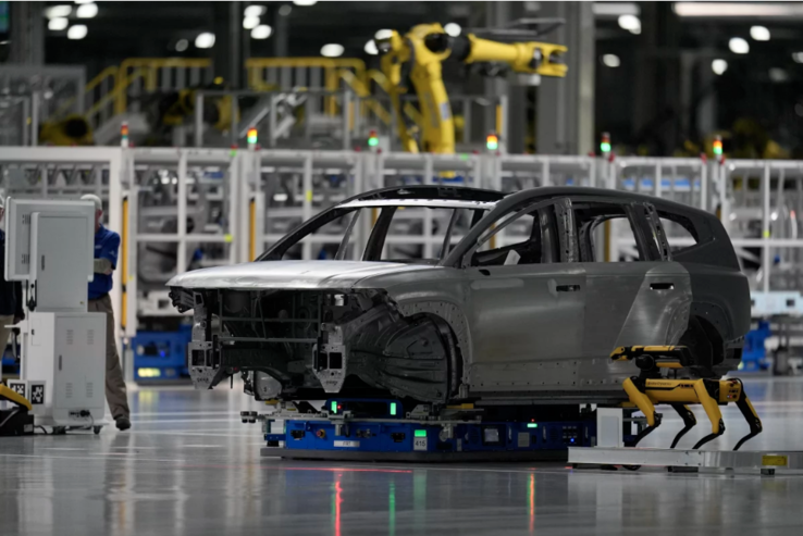 Robot onderzoekt een voertuigcarrosserie tijdens kwaliteitscontrole (Beeldbron: npr.org)