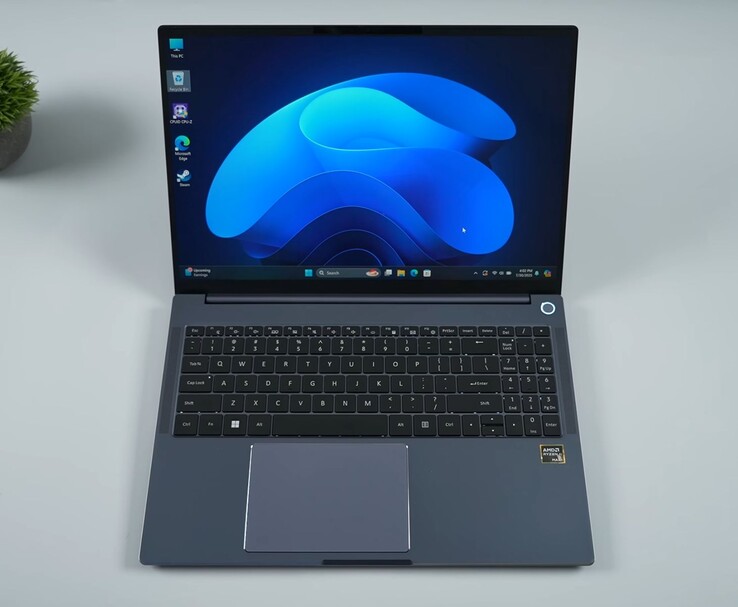 AIM Max+ laptop met een full-size toetsenbord, groot trackpad en AMD Ryzen AI Max+ branding, waarop Windows 11 draait. (Afbeelding Bron: ETA PRIME op YouTube)
