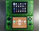 Een vermeende blik op de Anbernic RG DS in een doorschijnend groene afwerking. (Afbeeldingsbron: via Retro Handhelds)